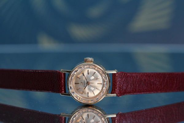 Womens Pre-owned Omega Watch 18K Cocktail